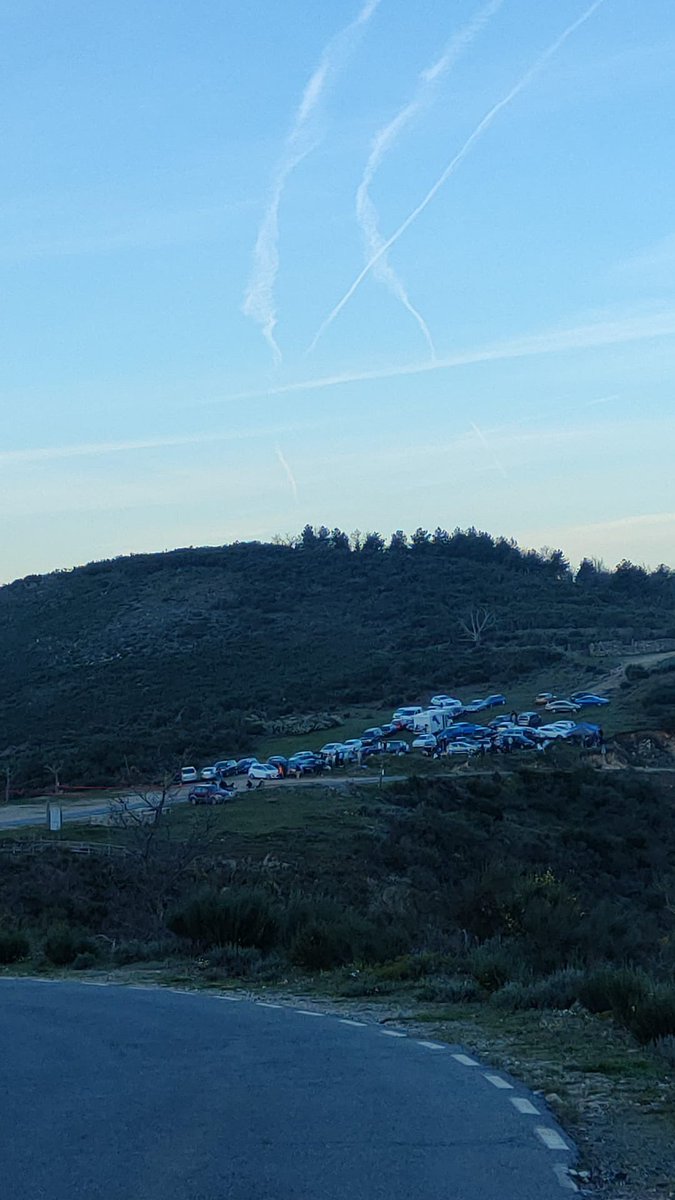 ☀️Despierta el día y la afición ya está cogiendo su puesto para disfrutar del XXXVIII Rallye Norte de Extremadura Histórico X. 📲 ¡Etiquétanos en tus publicaciones sobre el rally y las compartiremos! . . . 📸Jonatan Ramos #fexa #extremaduraesmotor #automovilismo