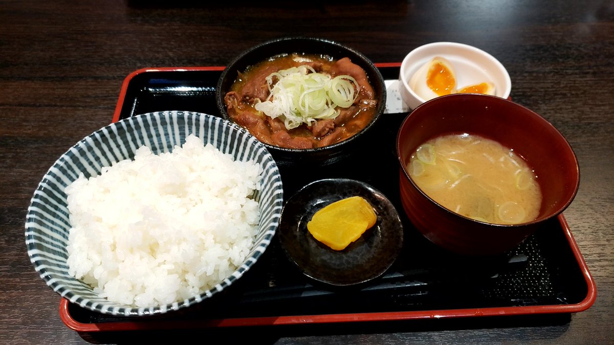 haps_misa's tweet photo. なんか、気になるけどいつも素通りしちゃう店。
やっぱりホル朗行ってみました。

結果・・・お肉大盛りにすれば良かった。
もっと食べたかった。

しかし、千葉北ラーメンも気になる。

また行きたいけど16号混んでると嫌だな・・・。
#やっぱりホル朗
#もつ煮
#16号は急に停まれない https://t.co/pFSGShGyPv