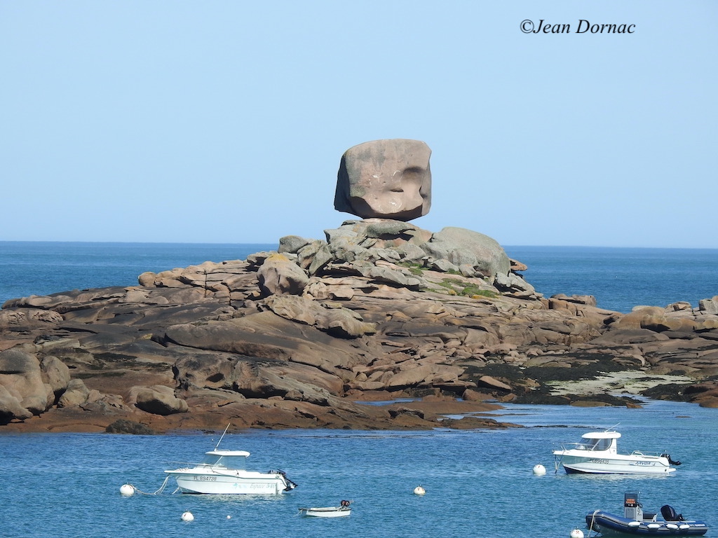 Les roches de granite rose sont toujours aussi impressionnantes et semblent immuablement placées... #roches #granit #rose #impressionnantes #imuablement #placées #Trégastel #CôteArmor #Bretagne #France