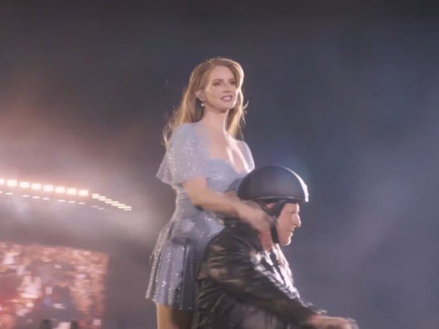 CinamonSluh's tweet photo. 🚨 Lana Del Rey made her Coachella entrance on a motorbike https://t.co/FtXes2v63k