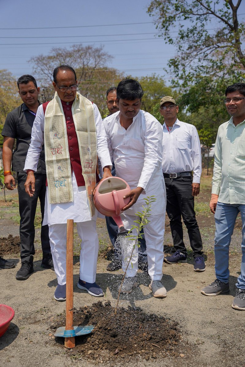 माननीय श्री @ChouhanShivraj जी ने आज भोपाल स्थित स्मार्ट सिटी पार्क में पौधरोपण किया। #OnePlantADay