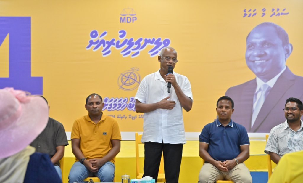 MDPSecretariat's tweet photo. މަޖިލިސް20 ގއ. ވިލިނގިލި ދާއިރާ އަށް ވާދަކުރައްވާ މިޕާޓީގެ ކެންޑިޑޭޓް އެމްޕީ @SaudVillingili ގެ ކެންޕެއިން ޓީމް އާއި މިޕާޓީގެ ލީޑަރޝިޕްގެ ބޭފުޅުން ބައްދަލު ކުރެއްވުން. 

މިސްރާބު ހަމަ މަގަށް އެޅުވުމަށް ވިލިނގިލި ދާއިރާ އެމްޑީޕީގެ ކެންޑިޑޭޓް ސަޢުދު ޙުސައިން 4️⃣✅ އަށް ވޯޓު ދެއްވާ!  ⚖️ 

#VoteMDP
#MisraabuHamaMagah