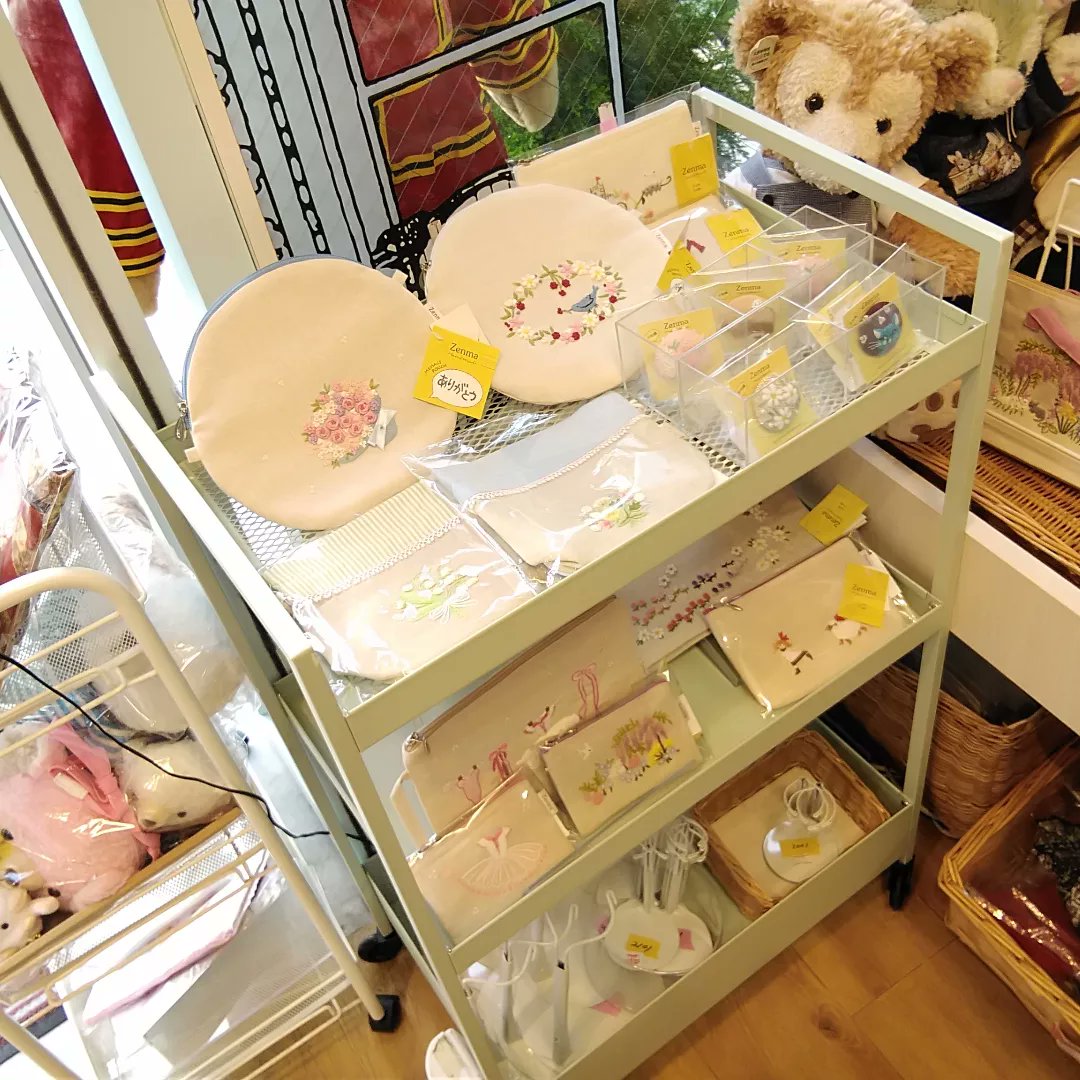 timeroman_doll's tweet photo. ◆タイムロマンからのお知らせ◆
大変可愛らしい手刺繍が施されたバッグ&ポーチ、
クルミボタン等のお取り扱いを開始しております😊
是非、この機会にお買い求めくださいませ♪
#タイムロマン #雑貨 #刺繍 #クルミボタン #神戸 #timeroman #KOBE https://t.co/dpxAXb36zD