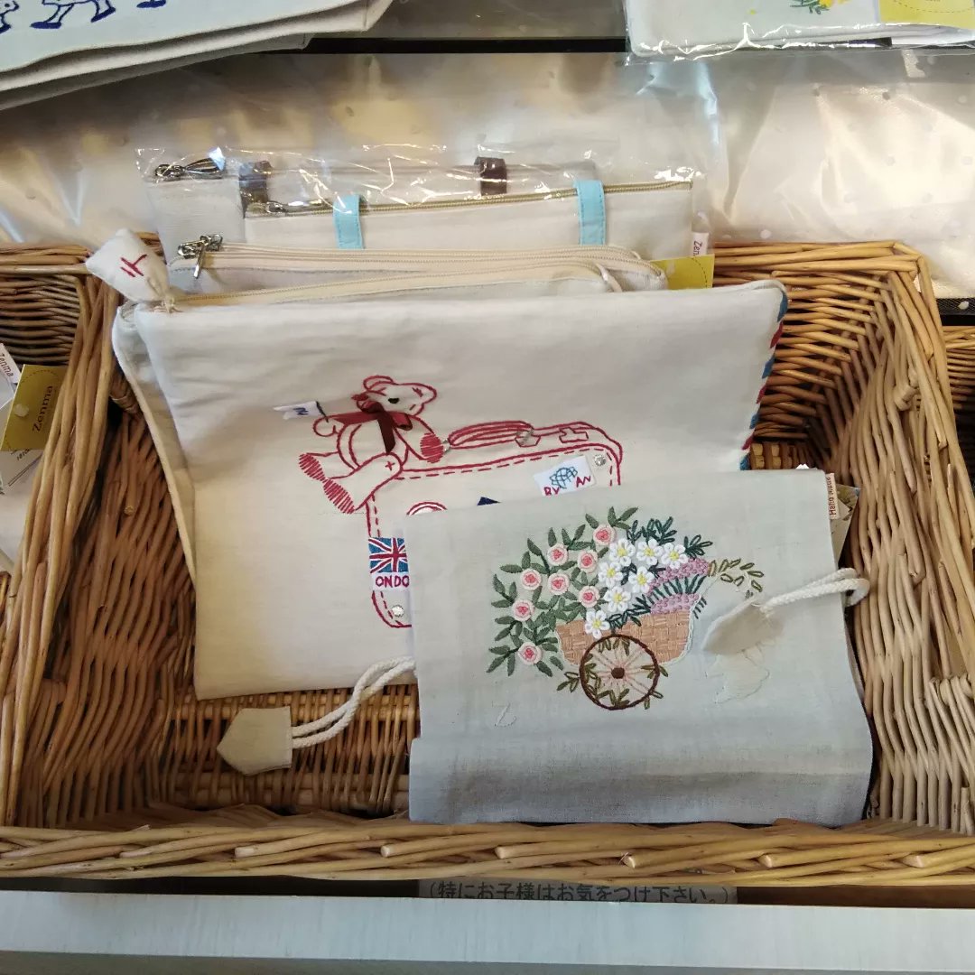 timeroman_doll's tweet photo. ◆タイムロマンからのお知らせ◆
大変可愛らしい手刺繍が施されたバッグ&ポーチ、
クルミボタン等のお取り扱いを開始しております😊
是非、この機会にお買い求めくださいませ♪
#タイムロマン #雑貨 #刺繍 #クルミボタン #神戸 #timeroman #KOBE https://t.co/dpxAXb36zD