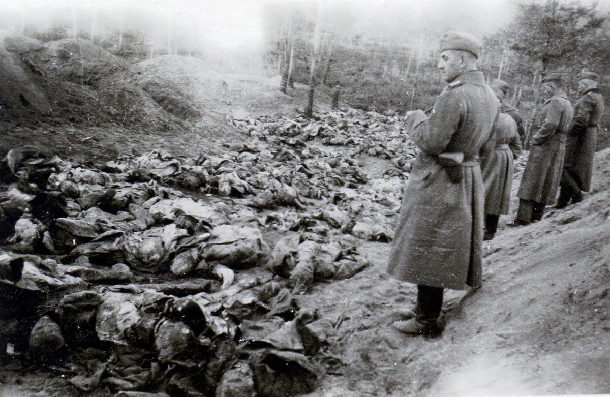 Il #13aprile 1990 Gorbacëv pone le scuse ufficiali alla Polonia per il massacro di #Katyn, l'eccidio (del quale non si trova alcun documento) ordinato da Stalin nel '40 di oltre 21.000 fra civili e militari polacchi, nella foresta di Katyn e nelle prigioni di Kalinin e Kharkov.