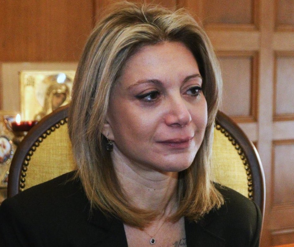 KostasVaxevanis's tweet photo. Και κάποια στιγμή το δίλημμα γίνεται απλό. Με ποια από τις δύο είσαι; https://t.co/34VIwS5W9O