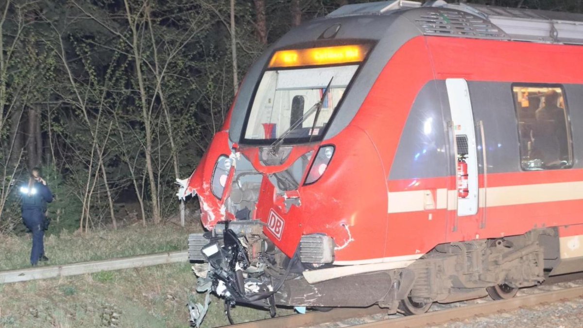 Brandenburg: Zug schleift Auto 500 Meter weit mit – Pkw-Fahrer verbrennt morgenpost.de/berlin/article…