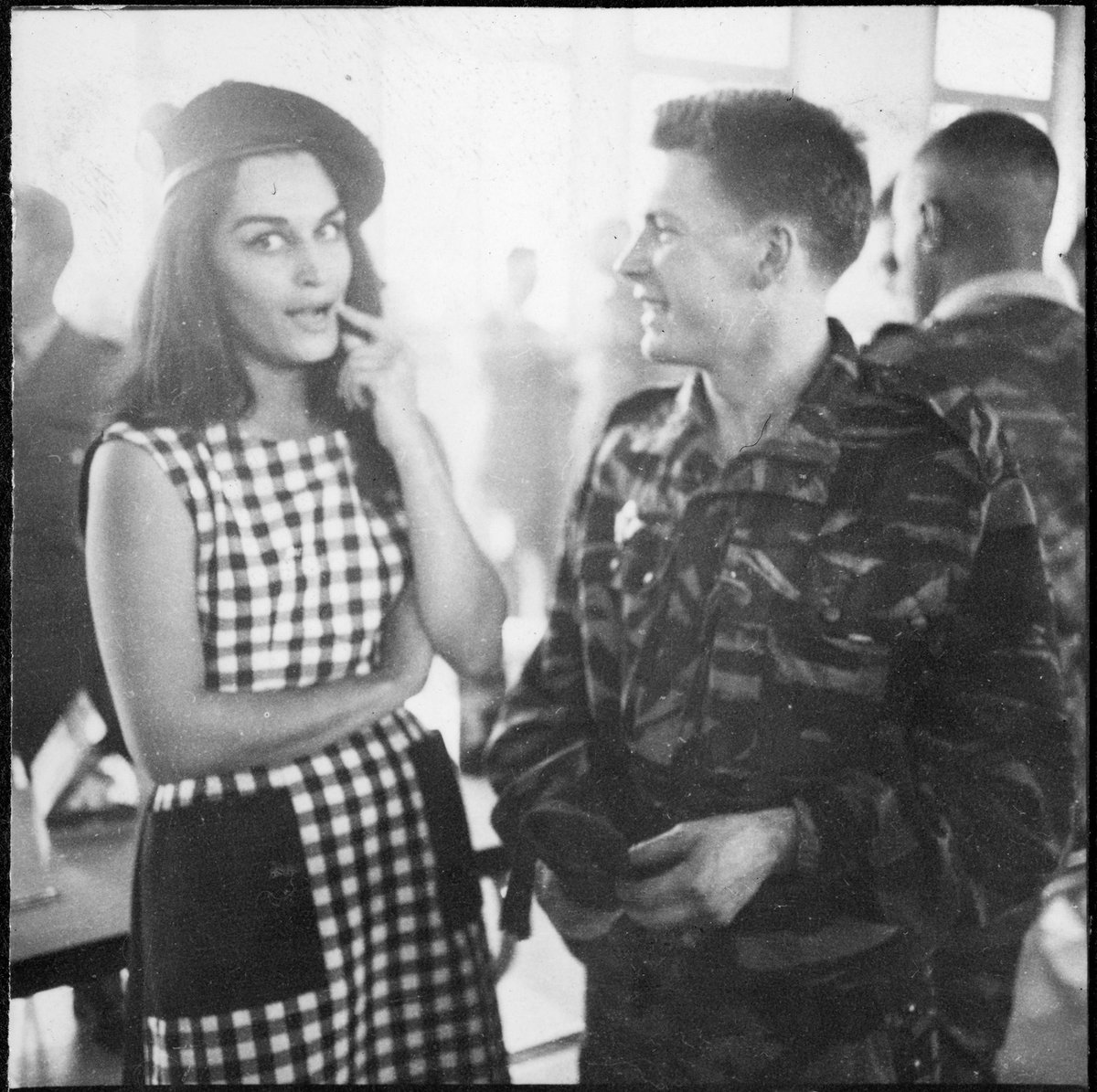 Le 13 avril 1960 – Alger (Algérie) Dalida rencontre des légionnaires lors d’une visite de soutien aux troupes. Réf. : BLED 60-126-15 © Dejean/ECPAD/Défense @armees_gouv #ecpad
