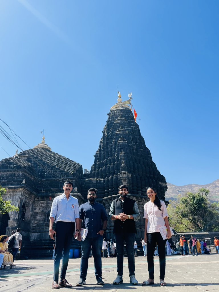 आज महराष्ट्र के नाशिक स्थित त्र्यंबकेश्वर महादेव मंदिर का दर्शन पूजन करने करने का परम सौभाग्य प्राप्त हुआ, त्र्यंबकेश्वर मंदिर सभी हिंदुओं की आस्था का एक प्रमुख केंद्र है, क्योंकि यहां ज्योतिर्लिंग स्थापित है. सभी अन्य ज्योतिर्लिंग की तुलना में इसका एक खास महत्व माना जाता है.