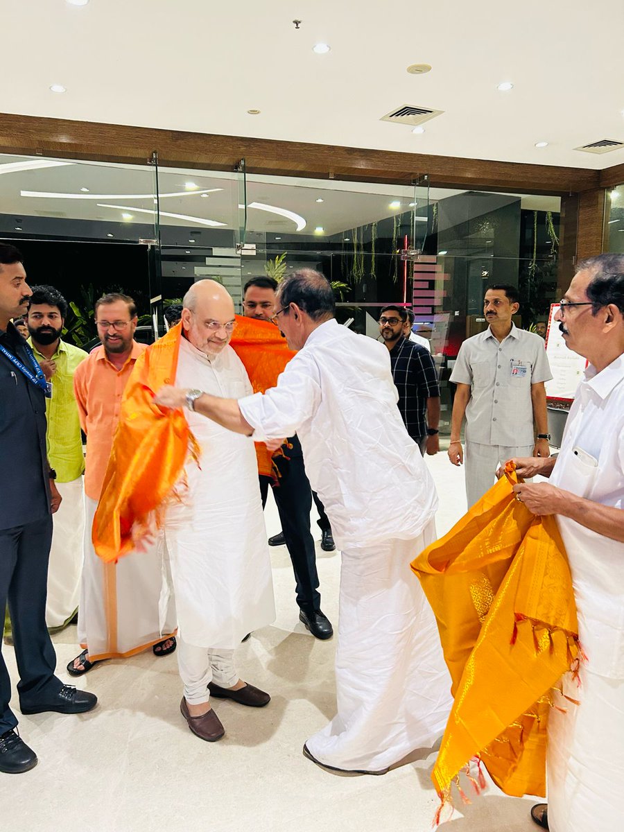 rajagopal_mb's tweet photo. ആദരണീയനായ കേന്ദ്ര ആഭ്യന്തര മന്ത്രി അമിത് ഷാ ജി യെ സ്വീകരിച്ചു. https://t.co/hsKZ4kUTv5