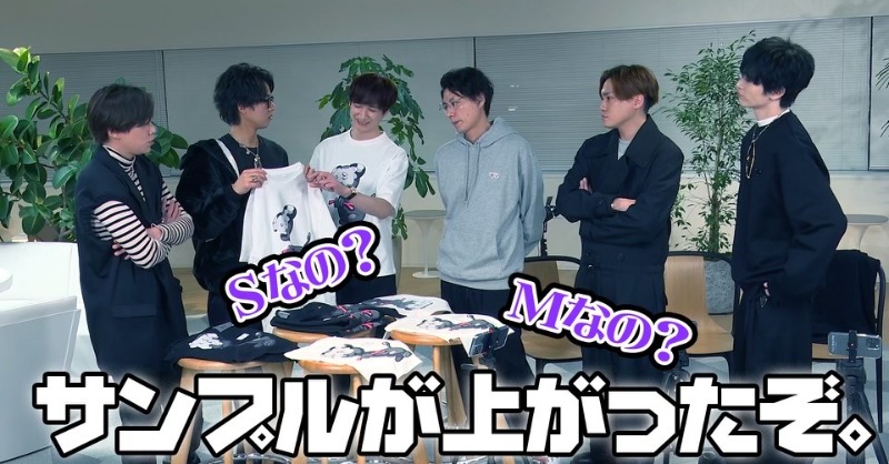 KMF2_0810MENT's tweet photo. ／
Kis-My-Ft2 YouTube🎥
＼

【キスマイアパレル】Tシャツのサンプルが上がってきたんだがやっぱデカい？
🎬https://t.co/LlosrITTiC

公開になりました👕

#キスマイYouTube