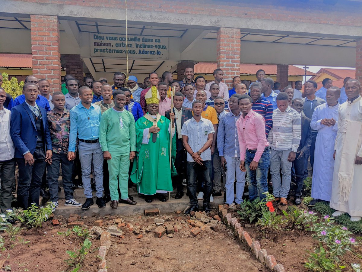 UZenobe's tweet photo. L' Église et le monde entier comptent sur la jeunesse . L' espoir c'est nous. C'était un grand plaisir pour moi de me retrouver  parmi eux. Ils sont mes frères maintenant 🇨🇩🙏 https://t.co/IB2hM2FDyB
