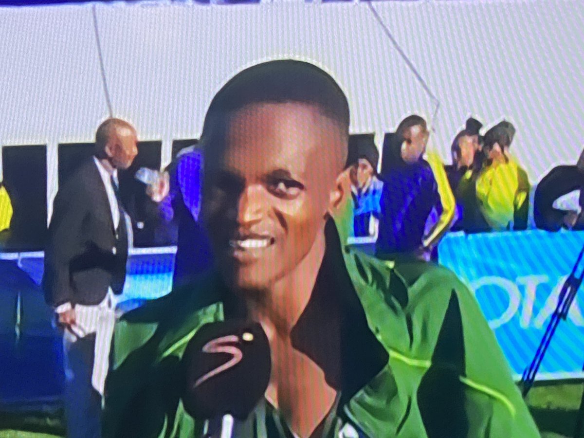 Onalenna Khonkhobe wins the @2OceansMarathon men’s race with a wonderful flourish - dancing his way across the finish line, joyfully acknowledging a delighted audience. And looking like he could happily set off on the same route again…