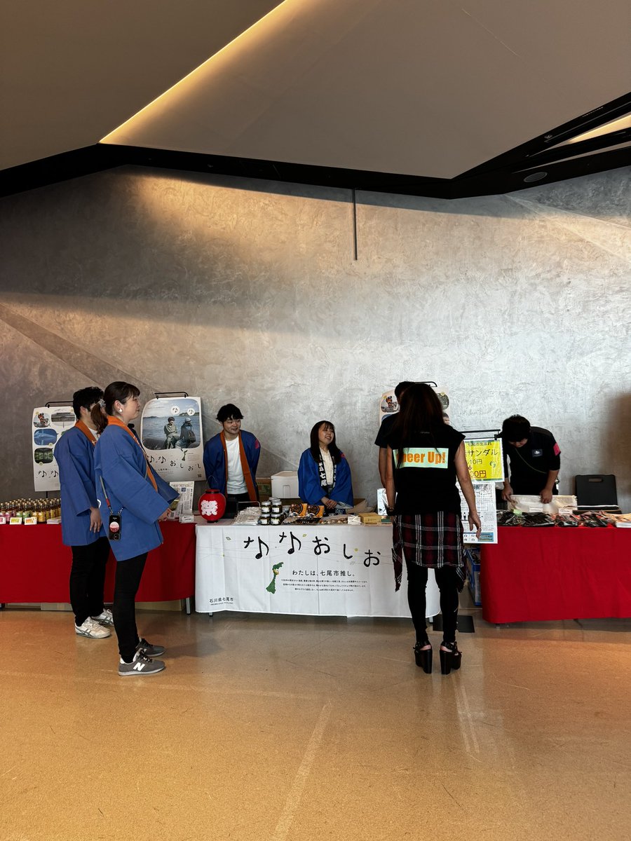 現在会場では石川県の物産展開催中！ 摩季さんも先ほど訪れました✨ ちなみにサンダルを購入🩴 是非皆さんも訪れてみてください😊 #人類みな親戚 #復興応援