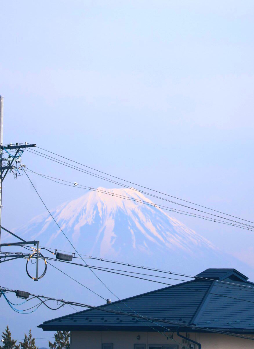 汗ばむ一日💦
大気が暖かく,富士山もぼんやり霞んで見えます.
山頂の雪も少なくなったようです.

15:30