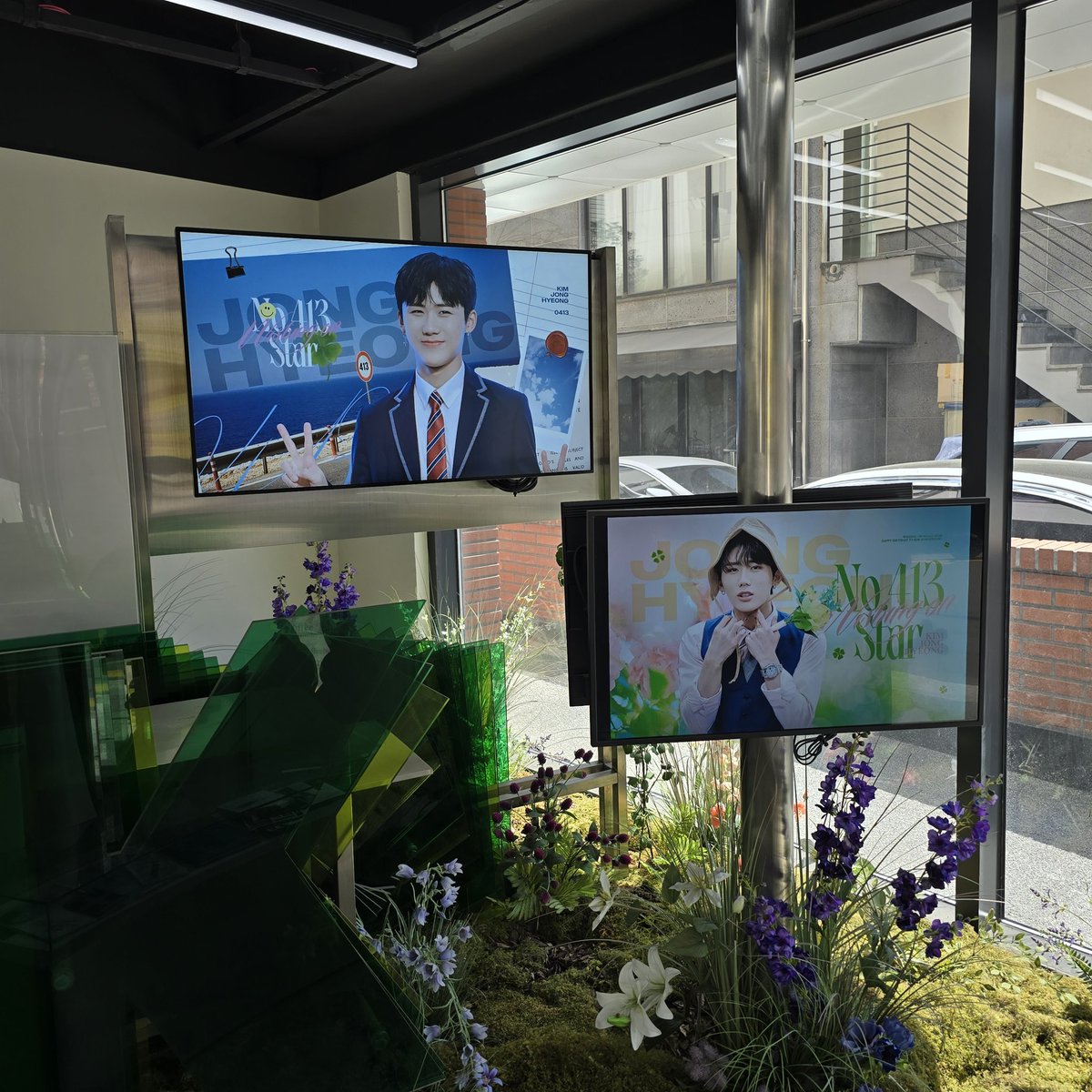 aga_dkz's tweet photo. ☘️카페 버퍼링🍀

입구부터 종형이로 채워진, 종형이로 가득했던 곳🫶🏻 특전들도 이쁘게 한가득 준비해주시구 정말 다양한 종형이 사진들로 꾸며주셔서 너무 예뻤다🥺

#HBD_DearJH
#wishing_on_413_STAR https://t.co/Ks4o7egklN