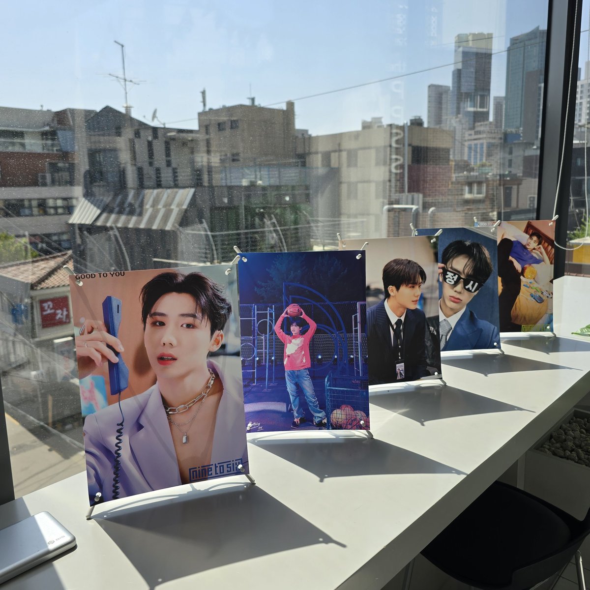 aga_dkz's tweet photo. ☘️카페 버퍼링🍀

입구부터 종형이로 채워진, 종형이로 가득했던 곳🫶🏻 특전들도 이쁘게 한가득 준비해주시구 정말 다양한 종형이 사진들로 꾸며주셔서 너무 예뻤다🥺

#HBD_DearJH
#wishing_on_413_STAR https://t.co/Ks4o7egklN