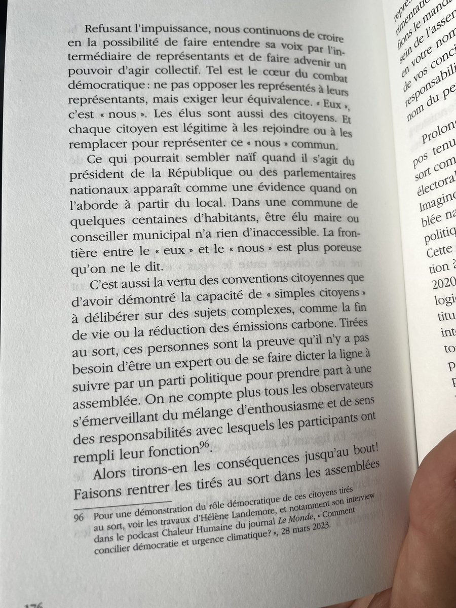 💡Dans cet ouvrage provocateur, ces spécialistes de la participation tirent les enseignements du naufrage du #GrandDébat. Ils proposent de remettre du débat dans les conseils municipaux, d’associer les administrations et les corps intermédiaires et de tirer au sort des élus