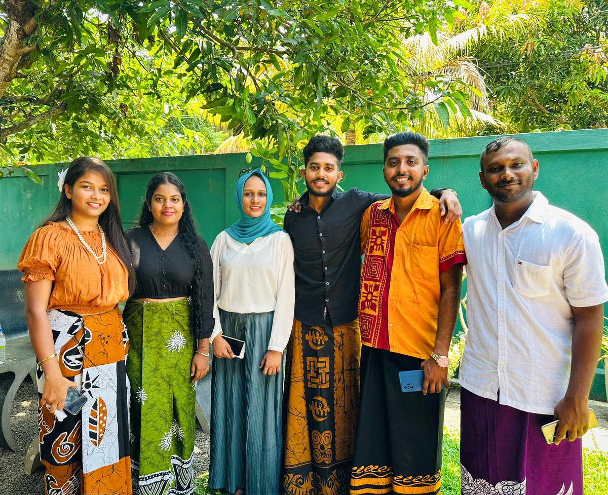 Azor_Ahai__00's tweet photo. අවුරුදු උත්සවේකට ගියා යාලුවනේ 🌞🙏
.
.
.
#ousl #mathara #awurudu https://t.co/SOUjIaISaj