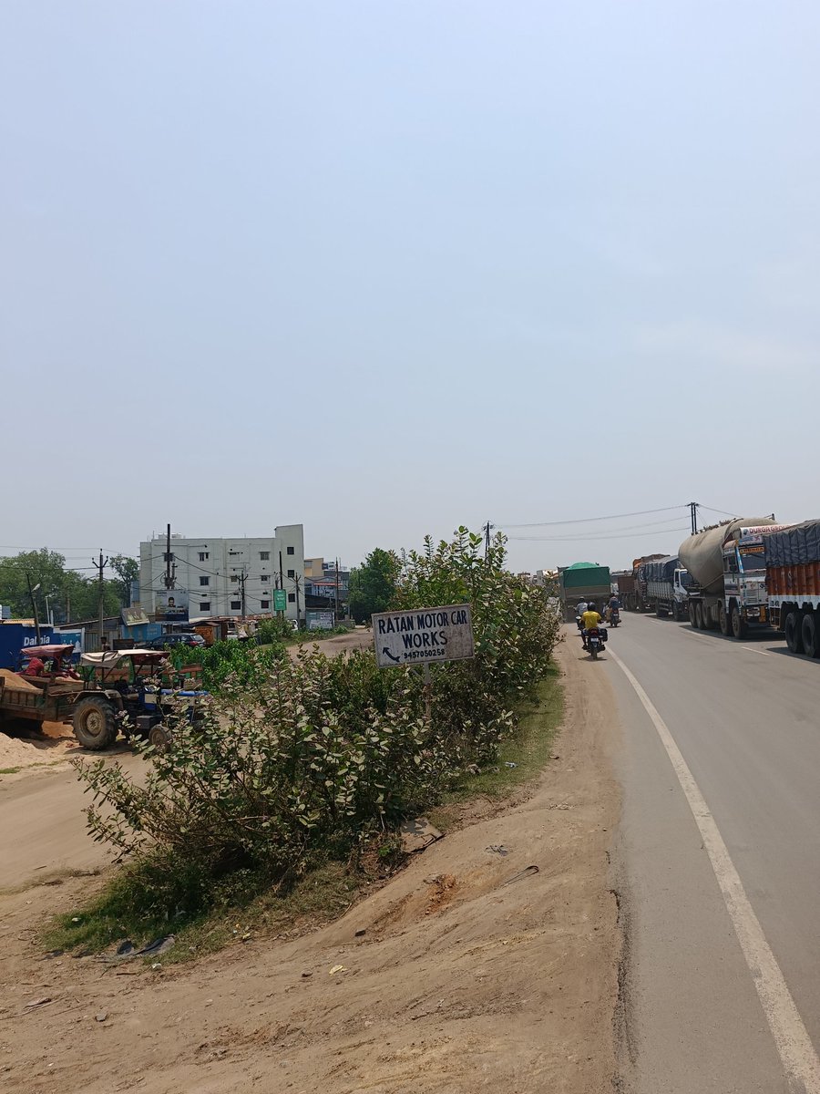 This is thecondition of traffic at Ainthapali.Again sir when the construction work of AINTHAPALI FLYOVER will start?you should visit Ainthapali to realise thesuffering of common people during this summer season @SambalpurPiu @NHAI_Official @DmSambalpur @dpradhanbjp @BjpSambalpur