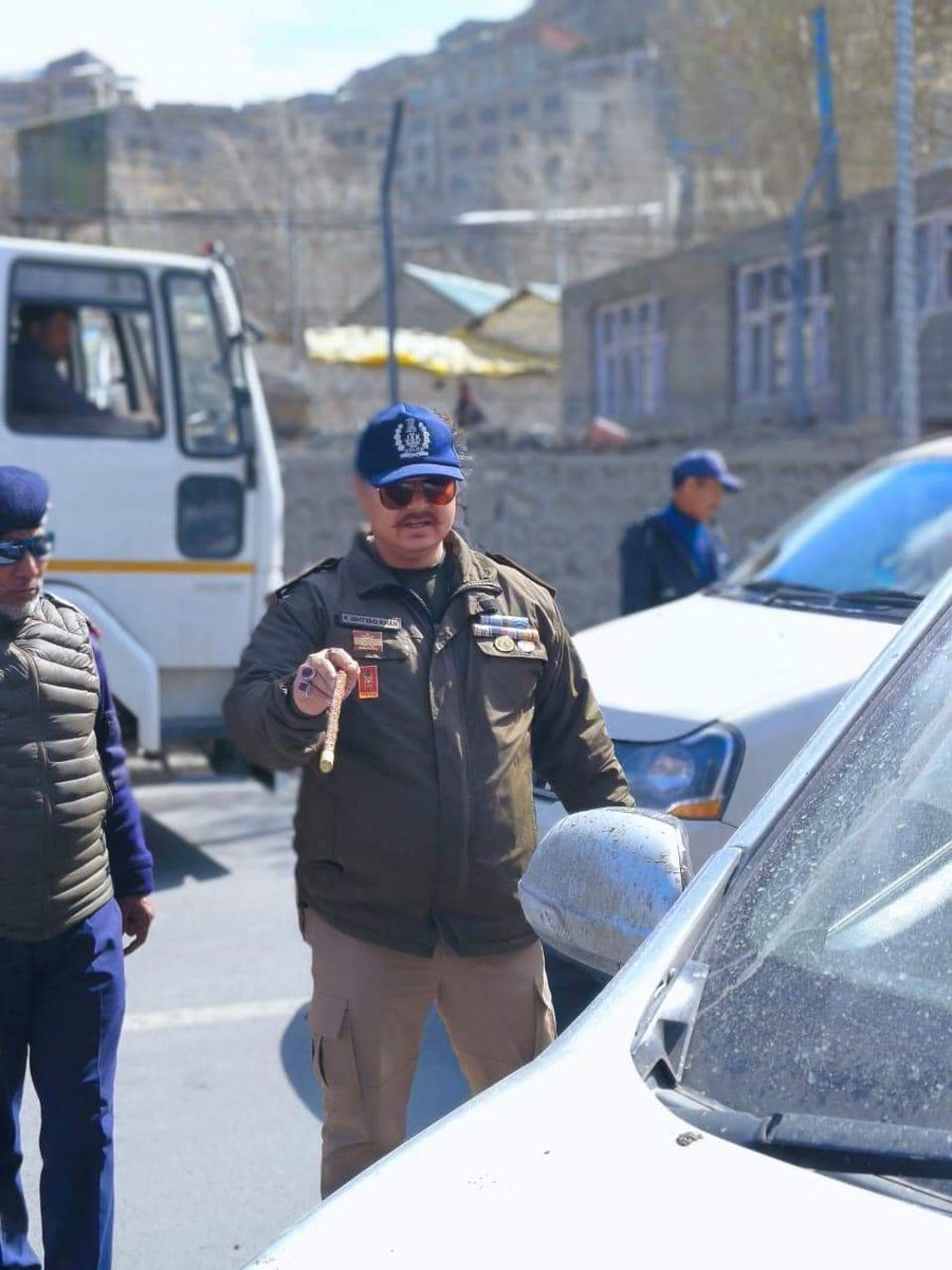 SP Traffic Sh. Kacho Ishtyaq A. Khan and his team spearheaded Special Traffic Naka at New MES Chowk, Kargil, ensuring strict enforcement of traffic rules. Let's collaborate for safer roads. #TrafficSafety #LadakhPolice @police_kargil @KargilPolice