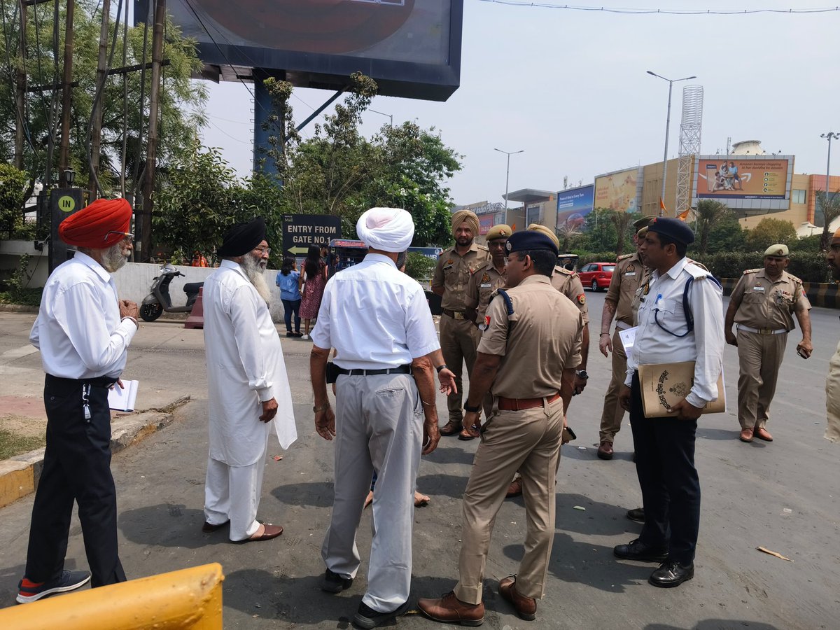 @dcptrafficnoida द्वारा गुरु पूर्व के अवसर पर गुरुद्वारा सेक्टर–18 के कमेटी सदस्यों के साथ मार्ग–पार्किंग व्यवस्था का निरीक्षण किया गया एवं सर्व संबंधित को आवश्यक दिशा–निर्देश दिए गए। यातायात हेल्पलाइन नं०–9971009001