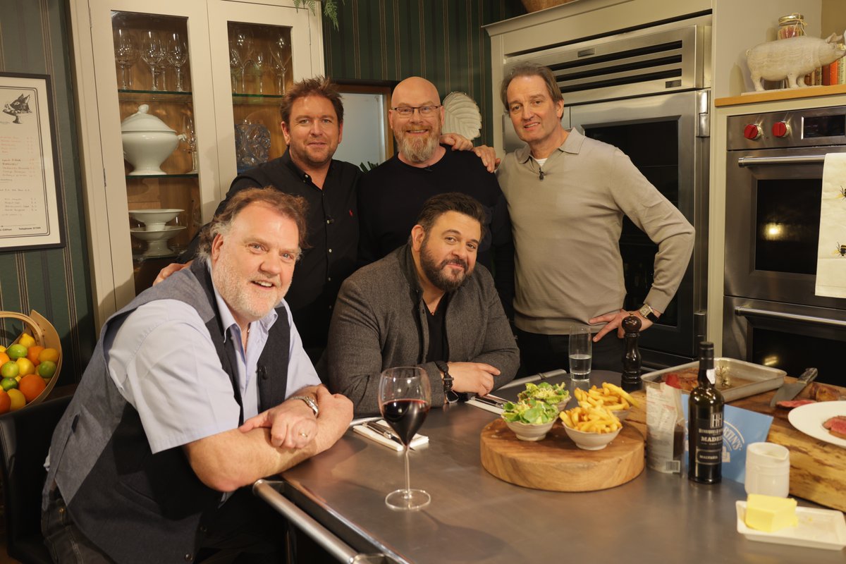 The show is starting a little later today! @jamesmartinchef is joined by @Bryn_Terfel and Man v Food presenter @AdamRichman and cooks gnocchi, steak and pork, while chefs @chefgaltonb and @hulstone cook dover sole and a traditional pudding that will have you hooked! 10.30 @ITV