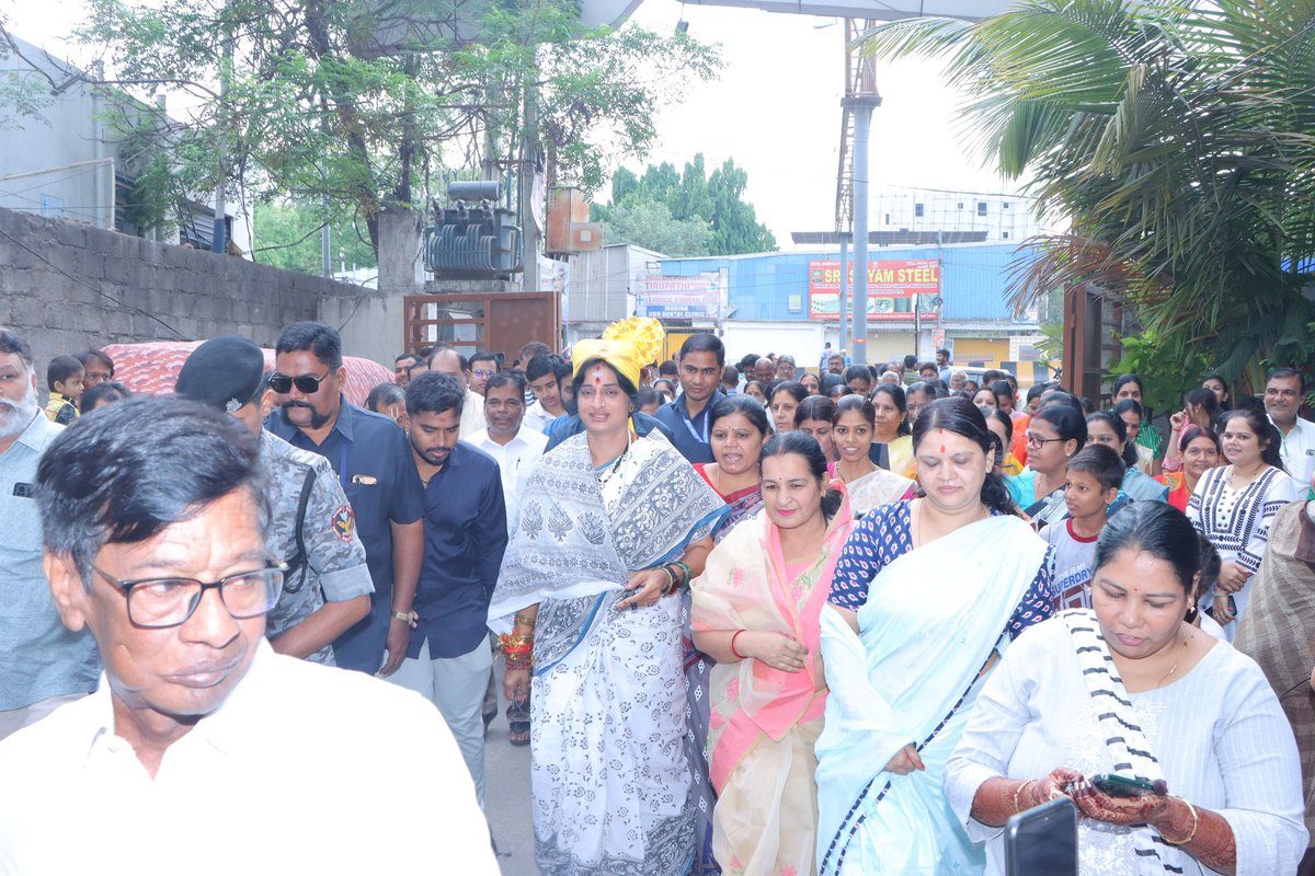 Started the “PADYATRA” by taking blessings  at Bhagwan Shiva Temple in the Bahadurpura Assembly, Hyderabad Parliament today. 

Offered  prayers alongside local devotees, party senior leaders and Karyakartas.

Bhagwan Shiv will bless us for sure and we will win🙏

#MLK4BHAGYANAGAR