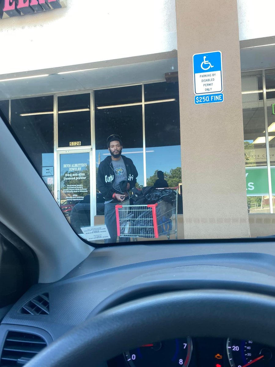 IAMKdCollins's tweet photo. BRUHHHHH WTF… I’m sittin in the car I look up and this man is standing here staring at me Jackin his meat🤦🏽🤦🏽WDFFFF DAWG https://t.co/5ZDx5QlyQs