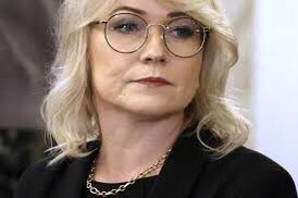 Propeertys's tweet photo. To jest Marzena Małek z PiS która decydowała o zakupie biomasy w Dubaju. Zakup jednak się nie udał i nie ma biomasy ani nie ma 50 mln zaliczki. Firmy, która miała dostarczyć towar, też nie ma 🙃 Ulubienica Sasina jest zatem wzorowym uczniem w robieniu interesów za publiczne pieniądze