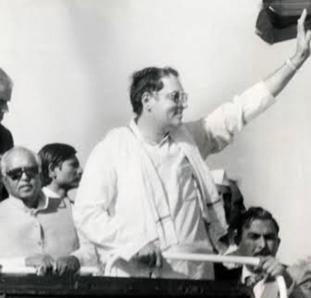 AuthorVishwas's tweet photo. बोफोर्सच्या वादळातून #राजीव_गांधी यांचे पंतप्रधानपद वाचवणाऱ्या वसंतदादांचा नातू #विशाल_पाटील निराधार आणि बेदखल ! सांगलीत अखिल भारतीय काँग्रेसचा करूण अंत !!
—-#विश्वास_पाटील
काल सांगलीतील स्टेशन रोडवरील #काँग्रेस कमिटीच्या इतिहास प्रसिद्ध कार्यालयाच्या डोक्यावरील “काँग्रेस” हा शब्दच कार्यकर्त्यांनी पुसून काढल्याचे दृश्य टीव्हीवर पाहिले. पाठोपाठ मिरज काँग्रेस कमिटीच बरखास्त केल्याच्या ठराव ऐकला आणि अंगावर काटा उभा राहिला.
एकेकाळी काँग्रेसच्या त्या इमारतीच्या बांधकामासाठी सांगलीतल्या रस्त्या रस्त्यात आपल्या धोतराचा सोगा करून वर्गणी गोळा करण्यासाठी #वसंतदादा नावाचे शेतकरी लोकनेते पायपीट करत हिंडले होते. महाराष्ट्रात रक्तघाम गाळून काँग्रेस वाढवणारे दोन बलाढ्य नेते म्हणजे एक यशवंतराव आणि दुसरे वसंतदादा.
दादा स्वातंत्र्य लढ्यातील एक महान सैनिक, ज्यांनी सांगलीच्या तुरुंगाच्या भिंतीवरून उडी मारून ब्रिटिशांच्या हातावर तुरी दिल्या होत्या. दादा आम्हाला नेहमीच सांगत, “ माझे शालेय शिक्षण फारसे झाले नसल्याने मी मंत्री व्हायचे कधी माझ्या डोक्यात नव्हते. तेव्हा आमच्या मिरज तालुक्यात तीन बॅरिस्टर होते. पैकी काहीना मी राजकारणात आणले. पण त्यांची कार्यपद्धती बघून कार्यकर्तेच माझ्याकडे ओरड करू लागले की, दादा तुम्हीच नांगर हातात घ्या, तरच नांगरट चांगली होईल. म्हणूनच मी नाईलाजाने राजकारणात आलो. मंत्री झालो.”
दादा महाराष्ट्राचे अनेकदा #मुख्यमंत्री कोणा बुवाच्या किंवा बाबाच्या आशीर्वादाने नव्हे तर जनतेच्या पाठिंब्याच्या रेट्यामुळेच झाले होते.
1987 मध्ये पंतप्रधान राजीव गांधी यांच्यावर बोफोर्सच्या तोफा खरेदीतील भ्रष्टाचाराचे मोठे वादळ घोंगावत आले होते.. त्याचे स्वरूप इतके विराट होते की, कोणत्याही क्षणी राजीव गांधींना राजीनामा द्यावा लागणार होता.काँग्रेसमध्ये सुद्धा त्यांच्या विरोधात प्रचंड खदखद होती. त्यावेळी ग्यानी झेलसिंग हे राष्ट्रपती होते. त्यांनी जाहीरपणे पंतप्रधान राजीव गांधी यांच्याकडे बोपोर्सचे डॉक्युमेंट्स अवलोकनार्थ मागितले होते. जे भारत सरकारने त्यांना अजिबात दिले नाहीत.
त्यावेळी राजीव गांधींचे सरकारच बरखास्त करायचे राष्ट्रपती ग्यानी झेलसिंग यांनी मनोमन ठरविले होते, हा इतिहास आहे.
त्याच काळात वसंतदादा हे राजस्थानचे राज्यपाल होते. मी नुकताच कॉलेजातून बाहेर पडल्यावर क्रांतिसिंह #नाना_पाटील आणि पत्री सरकार या विषयावर “क्रांतीसुर्य” नावाची कादंबरी लिहिली होती. ती वसंतदादांना खूप आवडली होती. त्यांनी मला कौतुकाने बोलावून घेतले.
त्या दिवसात दादा व मी संयुक्तपणे आझादीनंतरचा महाराष्ट्र या विषयावर पुस्तक लिहायचे ठरविले होते. त्यानिमित्ताने मी जयपुरला चार-पाच वेळा गेलो होतो. दादांचे तिथले राजभवन , त्या पाठीमागची ती 8-10 एकराची विस्तीर्ण हिरवळ, त्यावर पिसारा फुलवत नाचणारे साठसत्तर मोर मला अजून आठवतात.
बोफर्सच्या त्या वादळात राजीव गांधींना पंतप्रधानपदावरून हटविण्यासाठी ग्यानी झेलसिंग इतके पेटून उठले होते की, त्यांनी काँग्रेस अंतर्गत मोर्चेबांधणीला सुरुवात केली होती. राजीवजींच्या ठिकाणी व्यंकटरमण किंवा पी. व्ही. नरसिंहराव यांना पंतप्रधान बनवायचे त्यांनी नक्की ठरवले होते. मात्र ऐनवेळी नरसिंहराव यांनी माघार घेतली. “एवढे मोठे बंड करायचे तर माझ्या ऐवजी ग्यानीजी आपण वसंतदादांचा विचार करा. ते स्वतंत्रता सेनानी आहेत. त्यांचा देशातला लोकसंग्रह माझ्यापेक्षा कितीतरी मोठा आहे” असा सल्ला नरसिंहरावांनी ग्यानीजिना दिला. तेव्हा राष्ट्रपती ग्यानीजीनी वसंतदादांना जयपूरहून तातडीने बोलावून घेतले. पक्षाला आणि राष्ट्राला आपल्या नेतृत्वाची गरज कशी आहे हे पटवून सांगितले.
दादांच्या रक्तात आणि हाडामांसात काँग्रेस इतकी भिनलेली होती की, त्यांनी त्यापुढे इतिहासाने व कळीकाळाने देऊ केलेल्या सर्वोच्च सिंहासनाचा स्वार्थ आपल्या अंगाला चिकटूही दिला नाही. ते तडक राष्ट्रपती भवनातून राजीव गांधी यांच्या निवासस्थानी गेले. त्यांनी “राजीवजी आपका सिंगासन खतरे मे है” असे सांगितलेच. शिवाय काँग्रेसमध्ये होणाऱ्या संभावित बंडामध्ये कोण कोण सहभागी होणार आहेत, याची इत्यंभूत माहिती राजीव गांधींना दिली .
दादांच्या नकारानंतर पक्षातील संभावित बंड शमले. हळूहळू बोफर्सचे वादळही शांत होत गेले.. ग्यानी झेलसिंग यांचा कार्यकाल सुद्धा लवकरच संपला. राजीवजीनी त्याना राष्ट्रपतीपदाची दुसरी टर्म दिली नाही. त्यांनी मागितलीही नाही.
यशवंतराव व वसंतदादांचे या महाराष्ट्रावर प्रचंड उपकार आहेत. पण त्यांच्या पक्षाचे लोक सुद्धा त्यांना लोणच्या पुरते वापरतात. एकच उदाहरण सांगायचे तर अंधेरी पश्चिमला मंत्रालयातील अनेक निम्नस्तर सरकारी कर्मचाऱ्यांना निवासी संकुले व स्वतःचे फ्लॅट्स मिळाले आहेत. ते केवळ वसंतदादा यांच्यामुळेच.
वसंतदादा आणि बाळासाहेब ठाकरे या दोघांमध्येही एक धमाल असे वेगळे नाते होते. जेव्हा मुंबईत मुरली देवरा मराठी माणसांची कळ काढायचे. तेव्हा मुख्यमंत्रीपदी असलेले दादा ऐनवेळी असे एखादे वाक्य बोलायचे की, ज्यामुळे शिवसेनेचे अनेक उमेदवार निवडून यायचे हा इतिहास आहे.
काल जेव्हा स्टेशन रोडवरच्या त्या ऐतिहासिक इमारतीवरील “काँग्रेस” हा शब्द डोळ्यात पाणी आणत पुसून काढण्याचे दुर्दैव सांगलीकरावंर ओढवले. तेव्हा स्वर्गामध्ये वसंतदादांच्या आत्म्याला काय वाटले असेल ? ते संपतनाना, ते विठ्ठल दाजी, ते विठ्ठल आण्णा , विजयराव धुळूबुळू, देवाप्पांना आवटी, पैलवान मारुती माने, डॉ. चोपडे , नवले जी, गौरीहर सिंहासने, विष्णूअण्णा, आज या साऱ्यांच्या जीवाला काय वाटत असेल ? वसंतदादांच्या ध्येयासाठी झटलेल्या डॉ.शालिनीताई पाटील ह्यांचे कर्तृत्व सुद्धा डोळ्याआड करता येणार नाही, ते मान्यच करावे लागेल!
मी कोणा राजकीय पक्षाचा कार्यकर्ता नाही. पण आज दादांच्या आशीर्वादावर अनेक सहकार सम्राट झाले. शिक्षण सम्राट झाले. कोट्याधीशांची मांदियाळी या भूमीत निर्माण झाली. पण जनता आणि सर्वच पक्षांचे नेते वसंतदादा आणि यशवंतराव यांना ज्या प्रकारे विसरत चालले आहेत.
हा महाराष्ट्र फक्त दगडांचा नव्हे तर दगडाच्या काळजाचा आहे हे सिद्ध करत सुटले आहेत, ते पाहताना मन रक्तबंबाळ झाल्याशिवाय राहत नाही.
चालून आलेल्या पंतप्रधानपदावर “ निष्ठा” ह्या एका शब्दासाठी ज्या वसंतदादांनी लाथ मारली होती. त्याच महापुरुषाच्या नातवाला दिल्लीपासून गल्लीपर्यंत ज्या पद्धतीने आज नाकारले जात आहे. ज्या प्रकारे वसंतदादांची परंपराच मोडीत काढण्याचे काम सुरू आहे ते बघून मात्र मनाला खूप क्लेश वाटतो.
कालाय तस्मय नमः या शिवाय दुसरे काय !
—-विश्वास पाटील
@News18Lokmat @zee24taasnews @pudharionline @saamTVnews @LokshahiMarathi @abpmajhatv
#vishwaspatil #authorvishwaspatil #writer #author #RajivGandhi #vishalpatil #congressgovernment #Congress #Vasantdadapatil #nanapatil