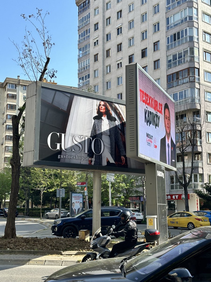 Kadıköy, İnönü Caddesi üzerinde zaten gereksiz kocaman bir reklam panosu varken dibine bir tane daha gelmiş ⁦⁦<a href="/kadikoybelediye/">Kadıköy Belediyesi</a>⁩.

İstanbul dev bir reklam panosuna döndü. Işıklı panolar trafik güvenliğini de tehlikeye atıyor. Reklamsız kentleri konuşmaya başlamalıyız.