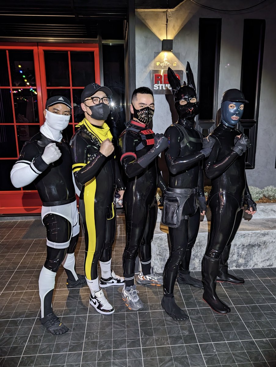 Last night F€tish Friday was fun! Different color of rubber men gather in front of @redstudiobkk ⚪️ @socksheath 🟡 @Hanoi_rubberboy 🔴 @Akaemon257 ⚫️ @7ai7ang7ai3 🌑 @Rubberforfun