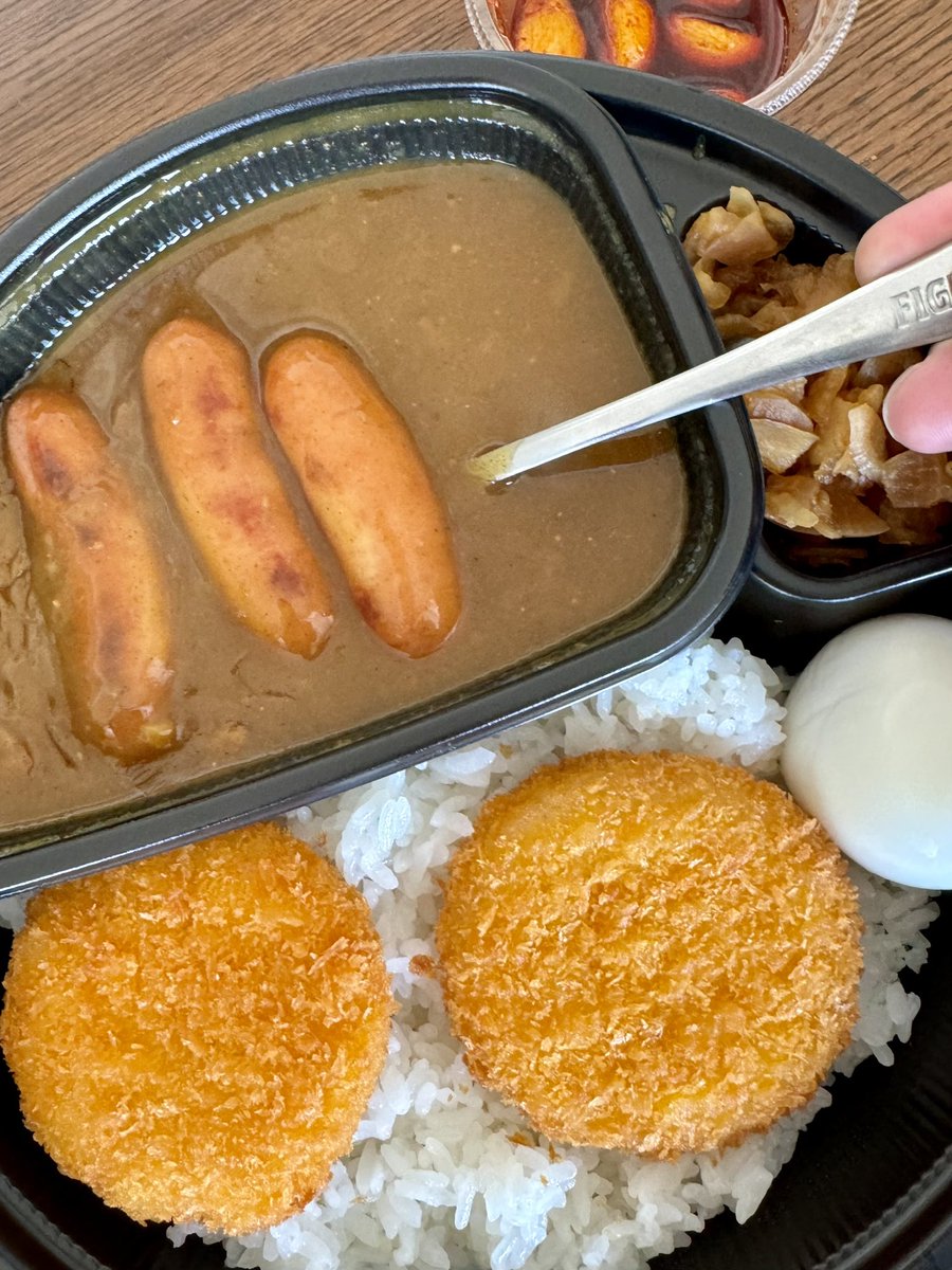osapoi_puchi's tweet photo. 久しぶりにココイチをUberしようと思ったらもう高級カレーの価格やん🤑
思わずゆで卵とソーセージは自前にした😑
シャウエッセン最高😋 https://t.co/7etW1O64Ls