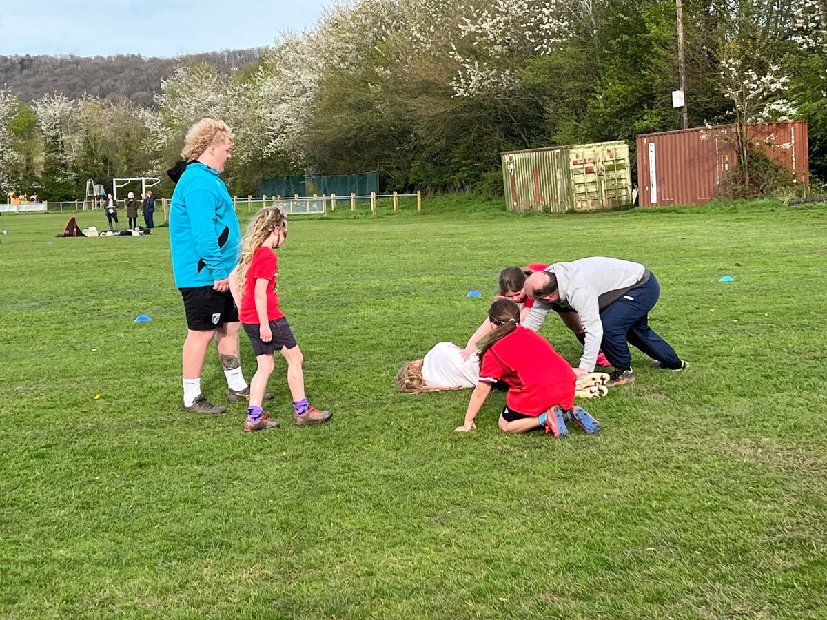 Great evening here with @RugbyKites u10s. Always grateful to have help off parents and up-skill their professional development! Diolch yn fawr!