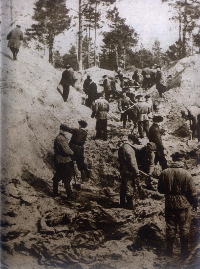 In Folge des 'Hitler-Stalin Pakts' ermordete Stalins Geheimpolizei im Frühjahr 1940 mehr als 22.000 polnische Offiziere, Intellektuelle u. Priester - #Katyn. Heute vor 34 Jahren übergab die Sowjetunion erstmals Archivdokumente an Polen, die den Massenmord belegten. Thread/1