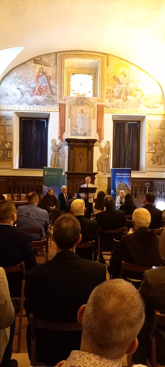 Delighted to present the Oxford History of British & Irish Catholicism with @UKinHolySee, joined by general editors @jdmccafferty & James Kelly. The 5 volume series explores 5 centuries of Catholicism in 🇮🇪🏴󠁧󠁢󠁥󠁮󠁧󠁿🏴󠁧󠁢󠁳󠁣󠁴󠁿🏴󠁧󠁢󠁷󠁬󠁳󠁿 . Thanks to St. Isidore's for hosting this special event.