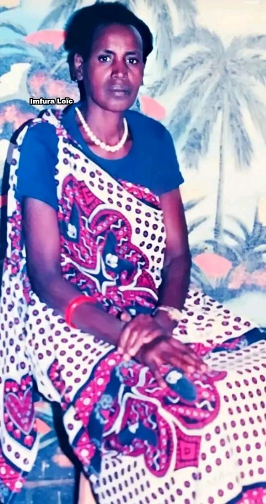 EmmanuelINTORE's tweet photo. #Kwibuka30: #MUKECURU Mu ijwi ry'impuhwe🥺💔 ati: "𝗞𝘂𝗻𝘁𝗲𝗺𝗮 𝗺𝘂𝗿𝗮𝗯𝗶𝗸𝗼𝗿𝗮 𝗻𝗱𝗮𝗯𝗶𝗯𝗼𝗻𝗮 𝗮𝗿𝗶𝗸𝗼 𝗻𝗶𝗺𝘂𝘇𝗲 𝗺𝘂𝗻𝘆𝗶𝗰𝗶𝗿𝗲 𝗺𝘂 𝗿𝘂𝗴𝗼 𝗿𝘄𝗮𝗻𝗷𝘆𝗲 𝗮𝗵𝗼 𝗸𝘂𝗻𝘆𝗶𝗰𝗶𝗿𝗮 𝗸𝘂 𝗴𝗮𝘀𝗼𝘇𝗶💔💔😭😭"
Uyu mubyeyi mwiza w'imfura ni Thérèse Nyiramatama💝🕊Umukobwa w'Umutware watwaye ahitwa i Gati muri chefferie y'u Buganza bw'epfo✊🏾🇷🇼Umutware Edouard Gahiza mwene Gasore ka Mpagazi wa Kanyegana ka Nyemina w'Umwami w'u Rwanda✊🏾🇷🇼Kigeli III Ndabarasa👑
Umugabo wa Nyiramatama akaba Smaragde Nyagatare💝🕊Umuhungu wa Gikwaya cya Sharamanzi wa Jembe rya Mushongore wa Nyagacuzi✊🏾
Mu mwaka w'1963,Abasirikare ba Leta ya Kayibanda bagabye igitero mu rugo rw'uyu mubyeyi maze barinjira batwara ku ngufu umugabo we,Nyagatare Smaragde🕊✨💐bamujyanana na Sebukwe,Umutware Edouard Gahiza🕊🌟💐(Se w'uyu mubyeyi)nuko babakoresha inzira y'umusaraba babashinyagurira maze babagejeje ku mugezi wa Rusumo bahita babica babajugunye ari bazima muri uwo mugezi😪💔🕯
Umuryango wa Nyagatare wagerageje gushaka ubutabera ngo uryoze Leta ya Kayibanda iyicwa ry'abagize umuryango wabo ariko biba iby'ubusa kuko aho guhabwa ubutabera ahubwo bakomeza gutotezwa cyane
Jenoside yakorewe abatutsi mu mwaka w'1994 itangira,uyu mubyeyi yahungiye ku mukecuru wari inshuti ye nuko yihisha muri urwo rugo kugeza 𝗸𝘂 𝗶𝘁𝗮𝗿𝗶𝗸𝗶 𝗻𝗸'𝗶𝘆𝗶 𝘆𝗮 𝟭𝟮 𝗠𝗮𝘁𝗮 𝗺𝘂 𝗺𝘄𝗮𝗸𝗮 𝘄'𝟭𝟵𝟵𝟰 ubwo umuhungu w'uwo mukecuru witwaga Karoli(yapfiriye muri gereza)yasangaga uyu mubyeyi mu nzu ya nyina ahita ajya guhamagaza abicanyi maze baraza basohora hanze Nyiramatama
Nyiramatama agisohorwa hanze yitegereje abo bicanyi barimo abatondaga ku rugo rwe buri gitondo baje kumusaba amata nuko arababwira ati:𝗞𝘂𝗻𝘁𝗲𝗺𝗮 𝗺𝘂𝗿𝗮𝗯𝗶𝗸𝗼𝗿𝗮 𝗻𝗱𝗮𝗯𝗶𝗯𝗼𝗻𝗮 𝗮𝗿𝗶𝗸𝗼 𝗻𝗶𝗺𝘂𝘇𝗲 𝗺𝘂𝗻𝘆𝗶𝗰𝗶𝗿𝗲 𝗺𝘂 𝗿𝘂𝗴𝗼 𝗿𝘄𝗮𝗻𝗷𝘆𝗲 𝗮𝗵𝗼 𝗸𝘂𝗻𝘆𝗶𝗰𝗶𝗿𝗮 𝗸𝘂 𝗴𝗮𝘀𝗼𝘇𝗶"
Nuko izo nkoramaraso ziramushorera kugeza zimugejeje mu rugo rwe zimwinjiza muri salon ye zirangije zibangura imihoro zica zitemye Nyiramatama Thérèse🕊🌟💐
Iyo twibuka kandi Nyiramatama Thérèse wishwe urubozo 𝗸𝘂 𝗶𝘁𝗮𝗿𝗶𝗸𝗶 𝗻𝗸'𝗶𝘆𝗶 𝘆𝗮 𝟭𝟮/𝟰/𝟭𝟵𝟵𝟰 ntitwibagirwa n'abana be 5 nabo bishwe mu gihe cya jenoside yakorewe abatutsi aribo aba bakurikira:
1.𝗠𝘂𝗱𝗲𝗻𝗴𝗲 𝗔𝗻𝘁𝗼𝗶𝗻𝗲🕊🌟💐wari umwarimu i Rwamagana(yishwe atemewe i Rutonde)
2.𝗥𝘂𝘁𝗮𝗴𝗮𝗺𝗯𝘄𝗮 𝗠𝗮𝗿𝘁𝗶𝗻🕊🌟💐wakoraga muri Sanatorium Hospital Gishali wasabye Conseiller wa Rwamagama witwaga Noheli kumwica amurashe maze uwo mugome arabyanga ahita amutema
3.𝗔𝗹𝗼𝘆𝘀 𝗡𝗷𝘆𝗮𝗺𝘂𝗯𝗮𝗻𝗱𝗶🕊🌟💐(umubiri we nturaboneka ngo ushyingurwe mu cyubahiro💔🕯)
4.𝗖𝗼𝗻𝘀𝗼𝗹𝗲𝗲 𝗚𝗮𝘀𝗶𝗻𝗴𝗶𝗿𝘄𝗮🕊🌟💐wari utwite inda nkuru wanakoraga mu kigo cya OPROVIA,yari yarahungiye i Butare aturutse i Kigali gusa jenoside yakorewe abatutsi itangira i Butare,Abicanyi bamwica bamutemanye n'umwana we w'umukobwa duhora twibuka🙇🏾🕯Aimée Ghislaine🕊🌟💐
5.𝗠𝘂𝘀𝗼𝗻𝗲𝗿𝗮 𝗟𝗮𝘂𝗿𝗲𝗻𝘁🕊🌟💐wakoraga muri Hôpital Neuro-Psychiatrique de Ndera(CARAES-NDERA)wishwe atemewe muri icyo kigo ku itariki ya 17/4/1994 nyuma yuko ingabo za MINUAR zitereranye abatutsi bari bazihungiyeho i Ndera
Gusa Umuryango ntiwazimye nkuko abicanyi babyifuzaga kuko hari abana 2 ba Nyiramatama barimo Anny Nyagatare💝barokotse kandi barashibuka🙇🏾✊🏾
🛑Reka mbasabe tugumane hano ukanda #Follow kuri @EmmanuelINTORE turusheho gusangira amateka atwibutsa Imfura zadusize zitabihisemo.
#NyiramatamaNUmuryangoWe
#NtibakibagiraneBIBAHO👏🏾🕯👏🏾
#ImfuraNtizipfaZiraruhuka🙏🏾
#KwibukaTwiyubaka
✍🏾📖:IMFURA LOÏC