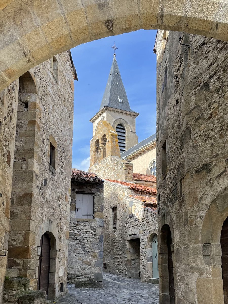 #SteepleSaturday from La Sauvetat, Puy de Dôme, Auvergne, France. The original c. C13-14 chapel, of which we can see one part (topped by lichen covered structure containing 2 round-topped arches), now forms the transepts of the church greatly enlarged in C19 with steeple. 🧵1/3