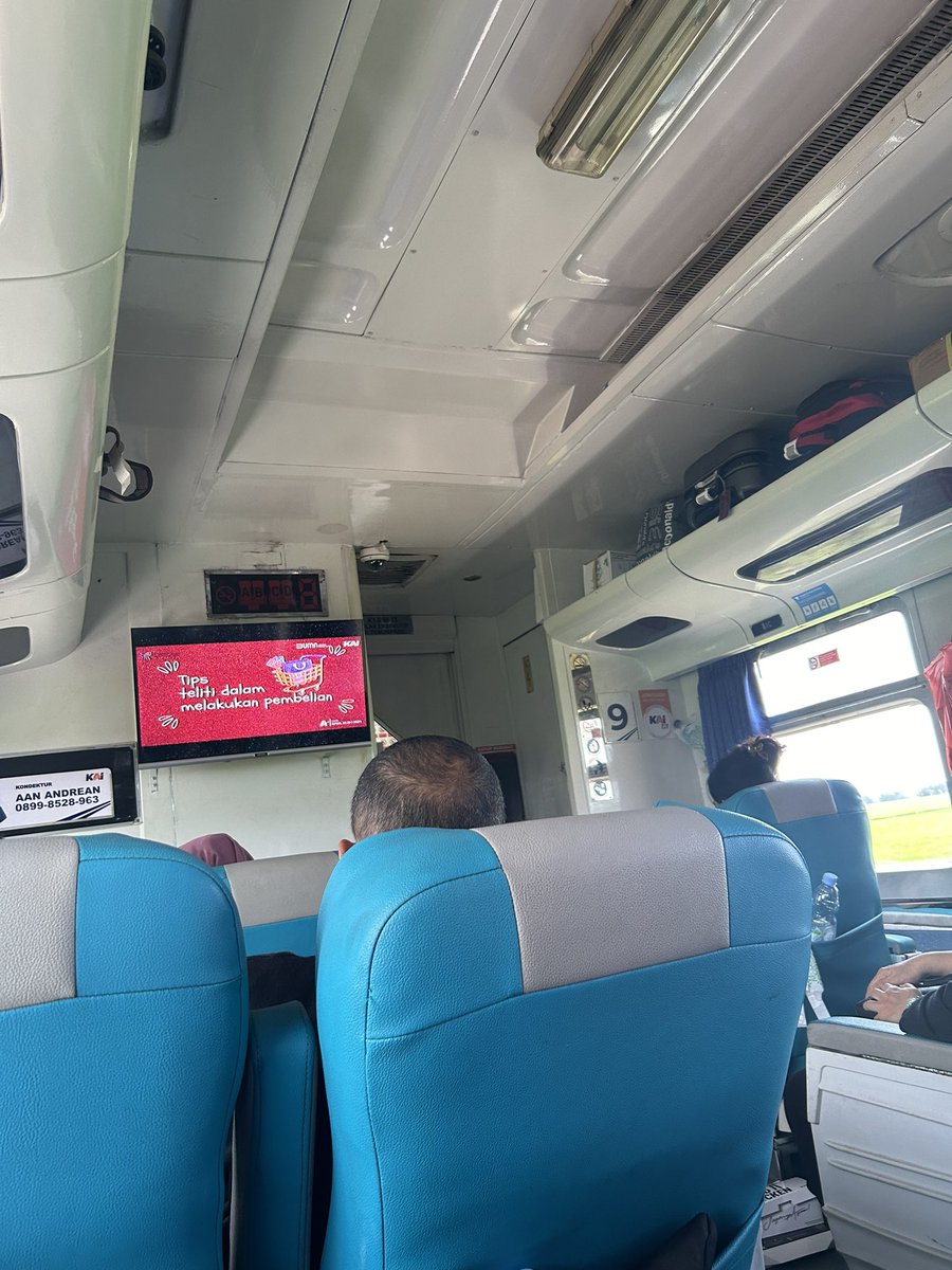 mariatikas1's tweet photo. Nyesel naik kereta sembrani tambahan hari ini, gerbong 9 panas bgttt gak kerasa ACnya, udah gitu sandaran kursinya rusak gak bisa diatur maju mundur, mana harganya juga gak murahhh. Tolong dong @KAI121 di cek dulu sebelum jalan, masa bayar eksekutif fasilitas ekonomi 😕 https://t.co/nBiyX0ULsd