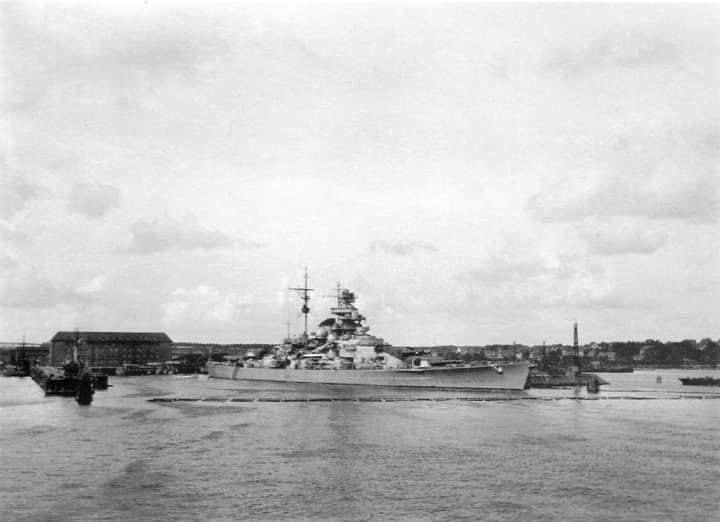 Schlachtschiff Tirpitz , Being manoeuvred by Tugs near Scheer-Hafen during early September 1941.