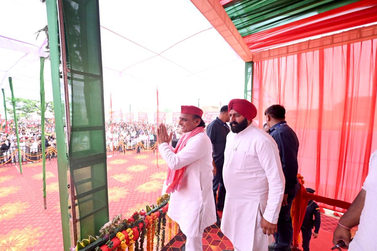 rajusingh09889's tweet image. पीलीभीत लोकसभा से समाजवादी पार्टी के प्रत्याशी श्री भगवत सरन गंगवार जी के समर्थन में आयोजित जनसभा को संबोधित करने माननीय राष्ट्रीय अध्यक्ष श्री अखिलेश यादव जी पूरनपुर, पीलीभीत पहुंचे।