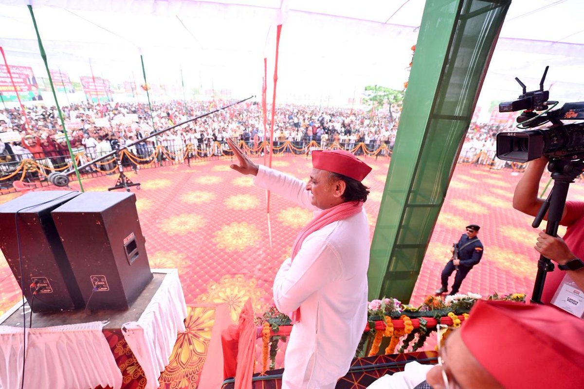 rajusingh09889's tweet image. पीलीभीत लोकसभा से समाजवादी पार्टी के प्रत्याशी श्री भगवत सरन गंगवार जी के समर्थन में आयोजित जनसभा को संबोधित करने माननीय राष्ट्रीय अध्यक्ष श्री अखिलेश यादव जी पूरनपुर, पीलीभीत पहुंचे।