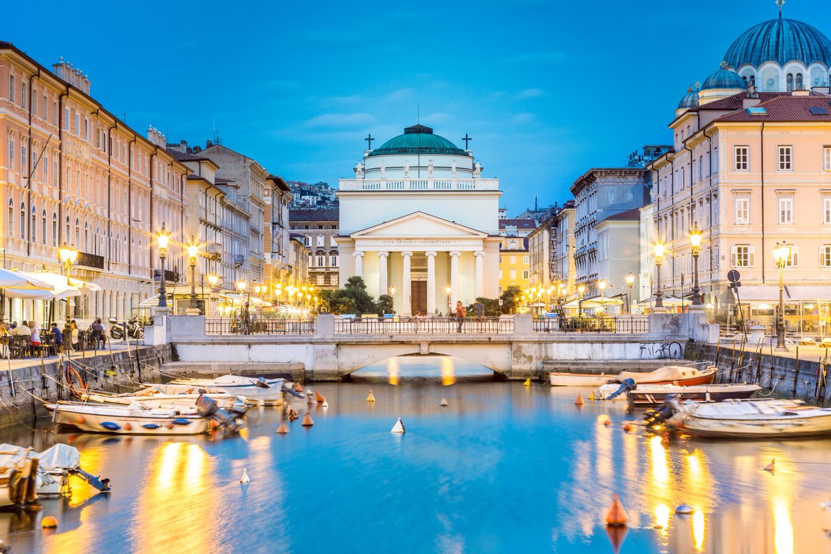 Mountains or sea? Trieste has both! Between the Alps and the Adriatic lies the Italian coastal town. @Ryanair flies directly from BER to Trieste. Read why the port city is often compared to Vienna here: ➡️ ber.social/trieste-en #BERconnects