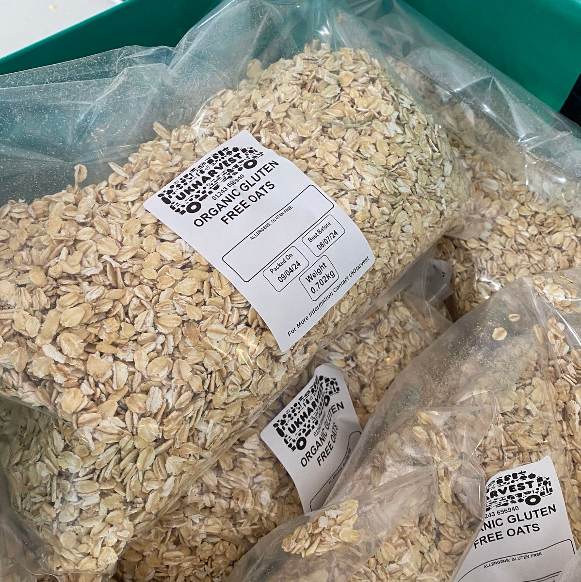 We've had oat-standing support from our #volunteers, repacking large bags of oats from @infinityfoodsw into portions that are perfect for our Community Food Hub customers. Thank you to everyone including @BarfootsUK and the group from Apuldram for helping us feed our community.💛
