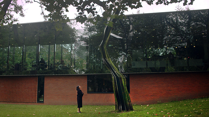 Watch and find out more about Anya Gallaccio's striking sculpture comprising twisting and turning steel found in @WhitworthArt It's become known locally as the 'ghost tree' 👉 ow.ly/VwOv50RecNv 📷 Still from @HENI's film on Anya Gallaccio's 'Tree' #SculptureSaturday