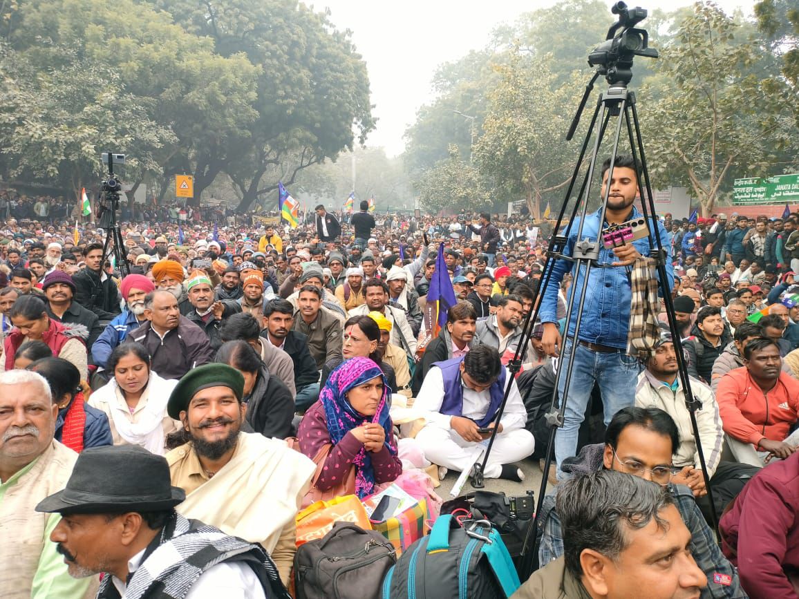 अब ये भीड़ EVM की तरफ भी जाएंगी 
हर बूथ पर 
EVM को तोड़ने के लिए 

#IndiaWantsBallotPaper