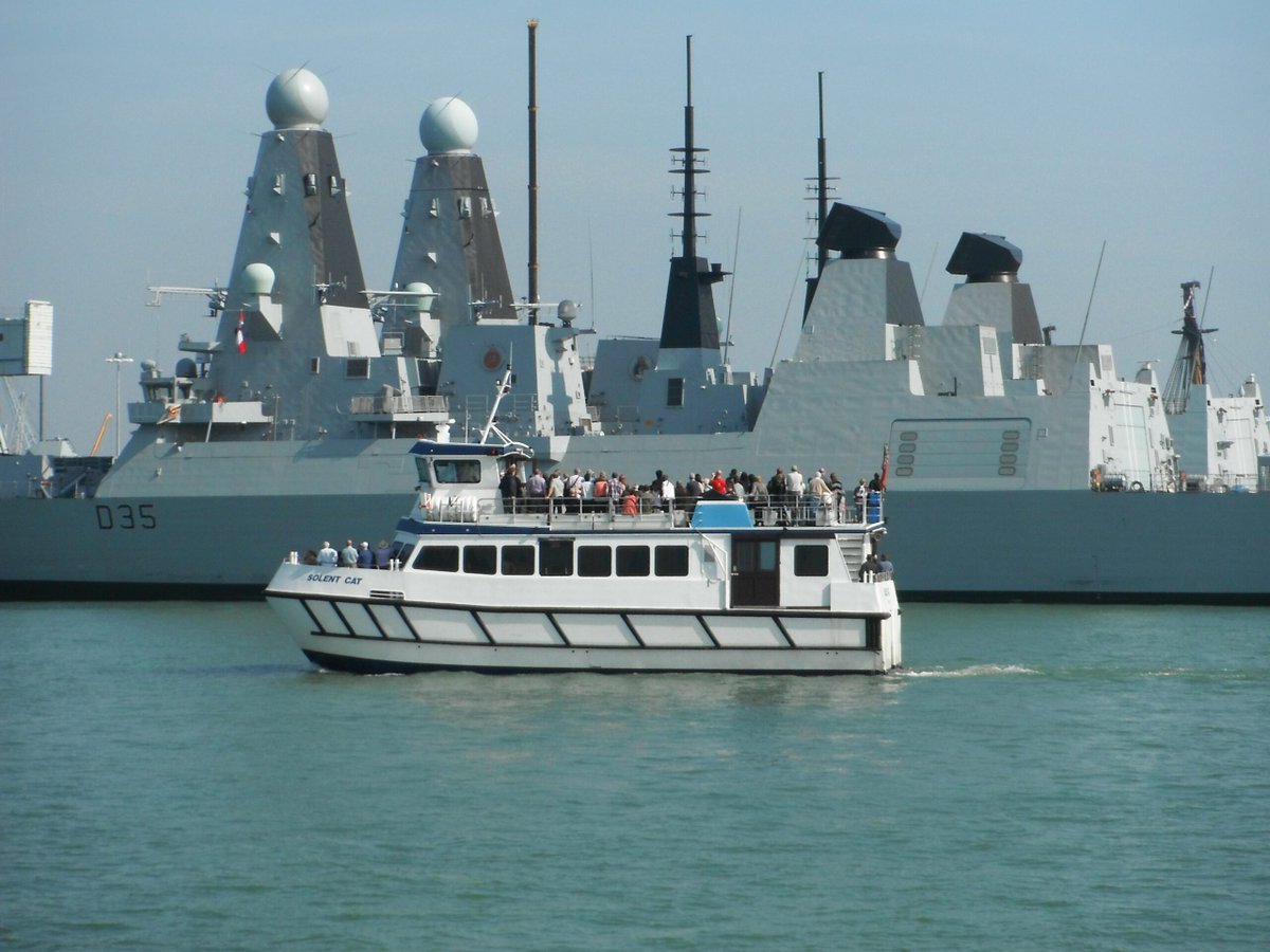 😎 Today is the perfect weather to set sail on a Harbour Tour. Get up close to the modern Royal Navy with unparalleled views of these titans of Britain’s naval ingenuity. Plus, listen to stories from @PHDockyard past and present from the Captain. bit.ly/3RKFToS