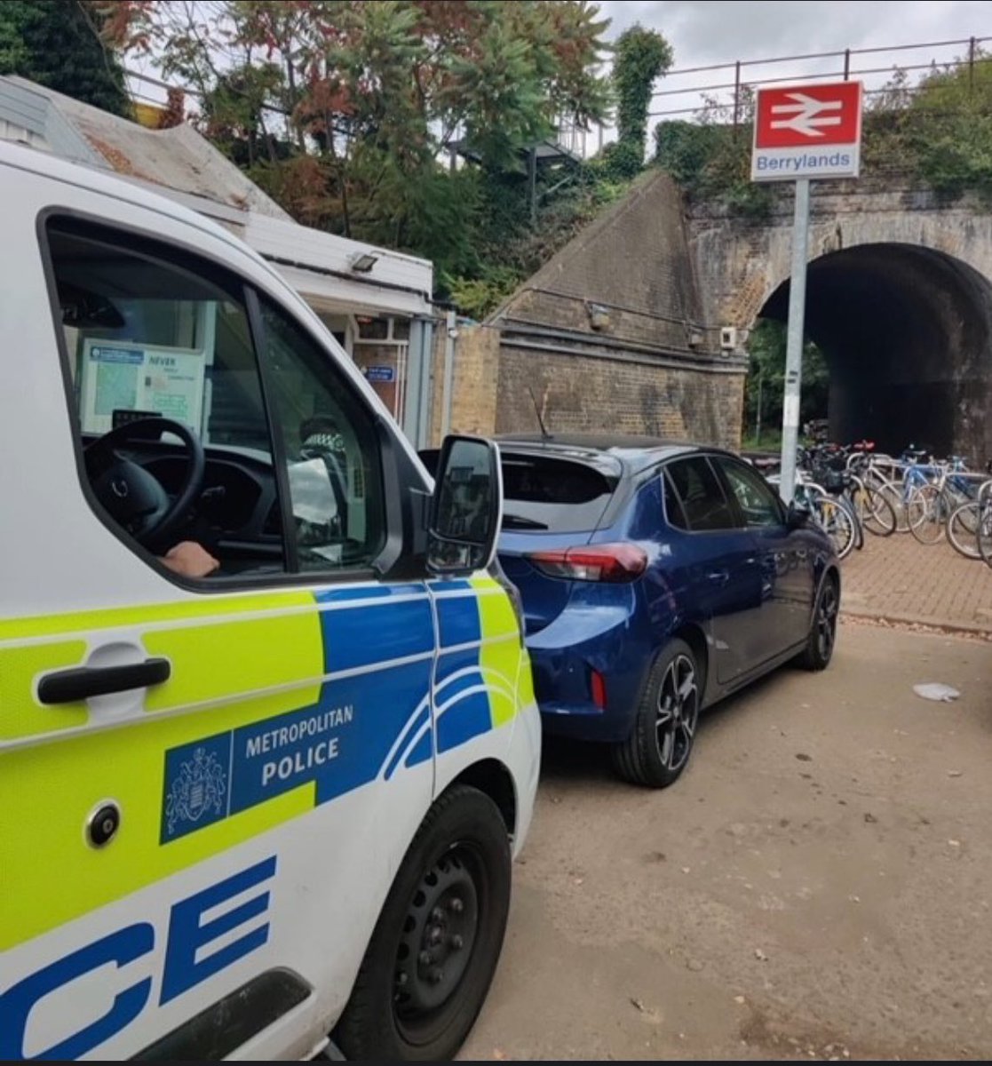 FREE bike marking available today (13th April) between 11-12 outside BERRYLANDS STATION, CHILTERN DRIVE. Get your bike marked to deter thieves & increase the chances of your bike being returned in the event of it being stolen bikeregister.com/advice/how-it-…
