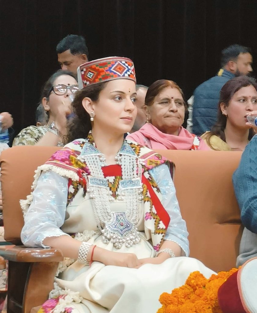 dwsamachar's tweet photo. #LokSabaElection2024 

During a workers' meeting in Himachal Pradesh, Priyanka Gandhi emphasized the need to defeat Kangana Ranaut in Mandi at all costs. - Sources

#KanganaRanaut #LokSabhaElections2024

#Rahul_Gandhi  #Congress —  @VikramadityaINC https://t.co/O5YiUGWplb